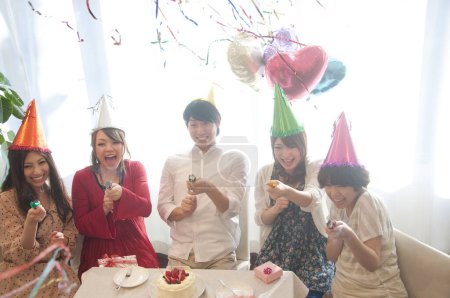 Téléchargez les photos : Amis asiatiques célébrant anniversaire, ayant fête à la maison - en image libre de droit
