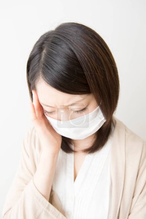 Téléchargez les photos : Portrait de malade jeune asiatique femme avec médical haleine masque isolé sur blanc - en image libre de droit