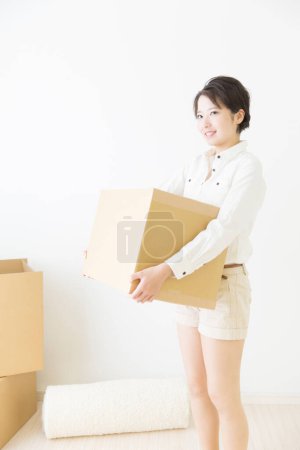 Foto de Hermosa mujer asiática con cajas de cartón en casa - Imagen libre de derechos