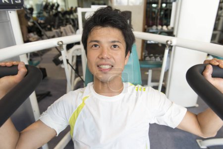 Foto de Asian man doing exercise in gym - Imagen libre de derechos