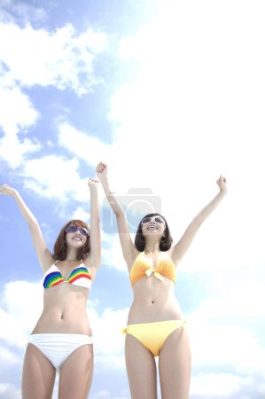Foto de Hermosas mujeres japonesas en trajes de baño coloridos que se divierten en la piscina, concepto de vacaciones - Imagen libre de derechos