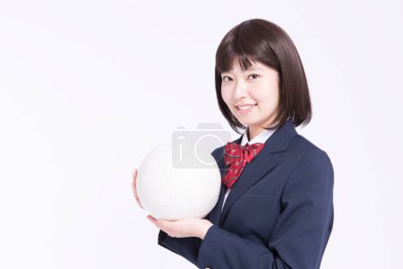 Téléchargez les photos : Portrait studio de jeune fille asiatique avec boule blanche - en image libre de droit