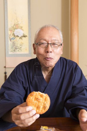 Téléchargez les photos : Senior japanese man cookies - en image libre de droit