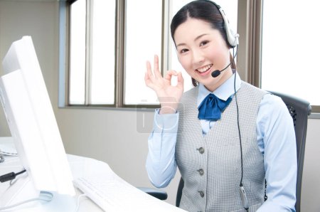 Téléchargez les photos : Asiatique service à la clientèle femme agent avec casque - en image libre de droit