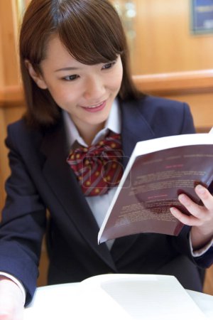 Téléchargez les photos : Gros plan portrait de jeune asiatique femme étudiant en uniforme - en image libre de droit
