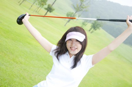 Téléchargez les photos : Asiatique femme joueur de golf à l'extérieur - en image libre de droit