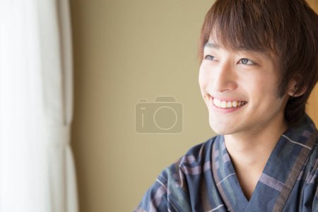 Foto de Retrato de joven japonés guapo en yukata tradicional en hotel termal étnico - Imagen libre de derechos