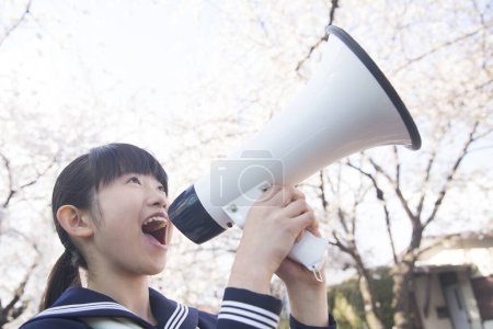Foto de Retrato de un hermoso estudiante japonés en la calle con altavoz - Imagen libre de derechos
