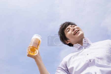 Foto de Asiático joven hombre beber cerveza - Imagen libre de derechos
