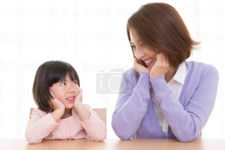 Téléchargez les photos : Portrait en gros plan de heureux asiatique mère et fille - en image libre de droit