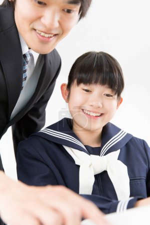 Téléchargez les photos : Portrait d "écolière et enseignante japonaise pendant les cours - en image libre de droit