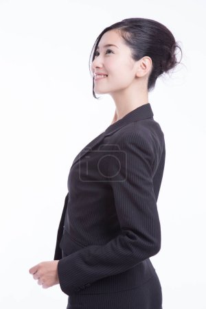 Foto de Joven mujer de negocios japonesa en traje casual de pie sobre fondo de estudio blanco - Imagen libre de derechos