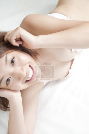 Téléchargez les photos : Portrait de belle jeune femme japonaise en lingerie blanche - en image libre de droit