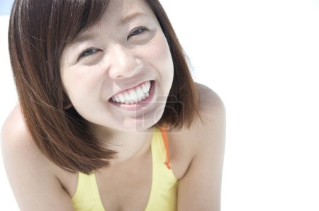 Téléchargez les photos : Jeune femme japonaise en maillot de bain coloré s'amuser à la piscine, concept de vacances - en image libre de droit