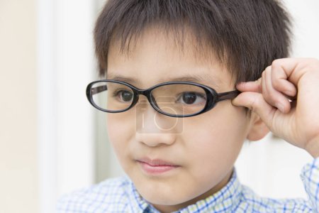 Foto de Asiático pequeño niño con gafas - Imagen libre de derechos