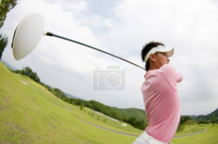 Foto de Jugador de golf asiático golpeando pelota - Imagen libre de derechos