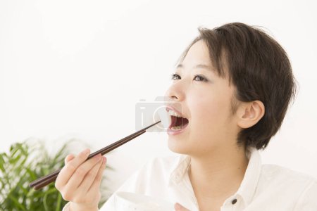 Foto de Hermosa japonesa mujer tener un almuerzo en casa - Imagen libre de derechos