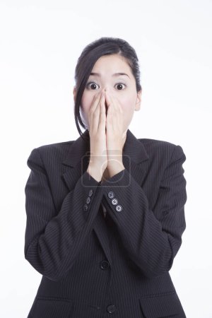 Téléchargez les photos : Asiatique femme d'affaires avec choqué expression - en image libre de droit