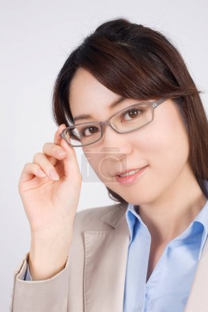 Foto de Retrato asiático mujer en gafas sonriendo - Imagen libre de derechos