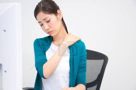 Téléchargez les photos : Asiatique femme sentiment cou douleur dans bureau - en image libre de droit