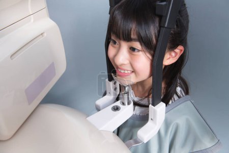 Téléchargez les photos : Fermer asiatique fille faire 3d mâchoires x-ray - en image libre de droit