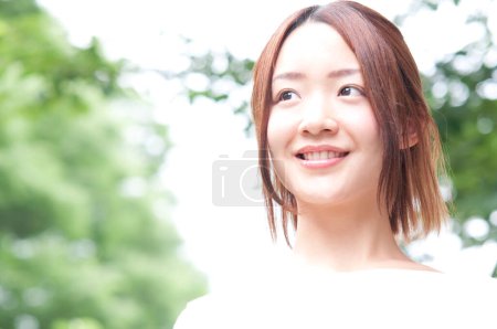Téléchargez les photos : Portrait de jeune femme japonaise posant sur la rue - en image libre de droit