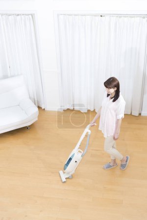 Foto de Chica joven limpiando su casa - Imagen libre de derechos
