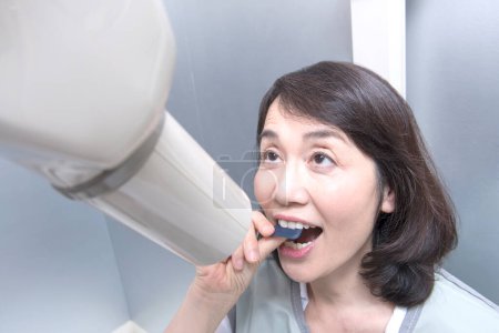 Foto de Cerrar hasta asiático mujer haciendo 3d mandíbulas x-ray - Imagen libre de derechos