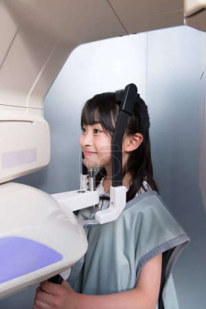 Foto de Cerrar hasta asiático chica haciendo 3d mandíbulas x-ray - Imagen libre de derechos