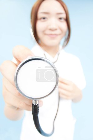 Téléchargez les photos : Portrait studio de jeune belle infirmière avec stéthoscope - en image libre de droit