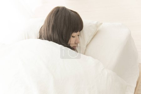Téléchargez les photos : Asiatique femme dormir sur lit - en image libre de droit