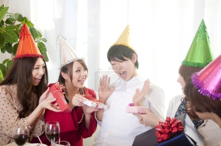 Foto de Asiático amigos celebrando cumpleaños, teniendo fiesta en casa - Imagen libre de derechos