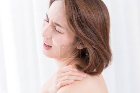 Foto de Retrato de hermosa mujer asiática madura con dolor en el hombro - Imagen libre de derechos