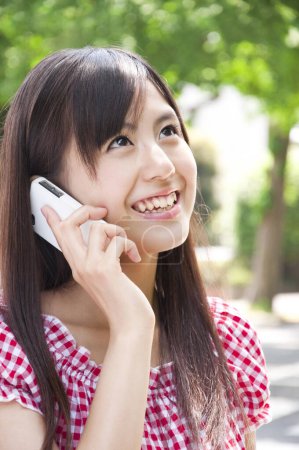 Téléchargez les photos : Belle jeune femme japonaise parlant au téléphone. vue rapprochée - en image libre de droit