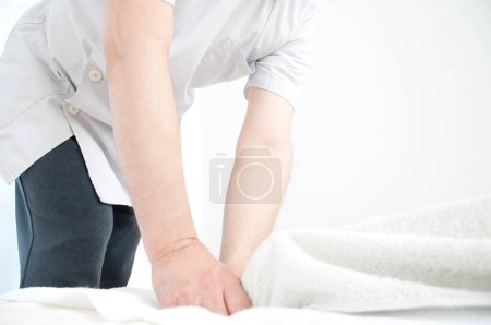 Foto de Mujer consiguiendo masaje de pierna - Imagen libre de derechos