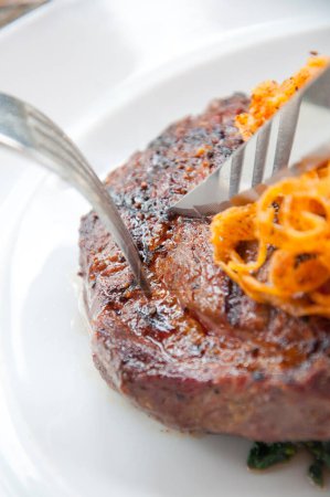 Téléchargez les photos : Steak de porc savoureux aux légumes, gros plan - en image libre de droit