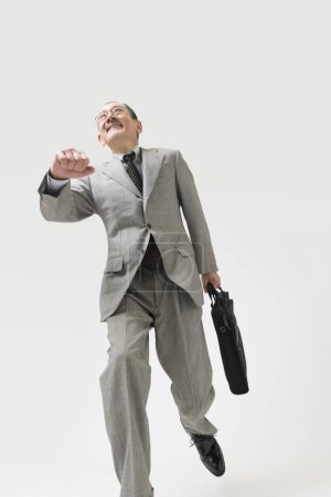 Téléchargez les photos : Portrait de mature asiatique homme d'affaires sur fond blanc - en image libre de droit