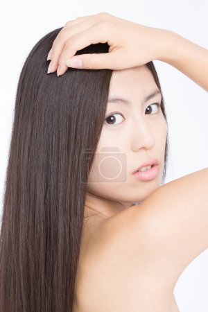 Téléchargez les photos : Portrait en gros plan de belle femme asiatique aux cheveux longs - en image libre de droit