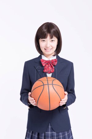 Téléchargez les photos : Portrait studio de jeune fille asiatique avec ballon de basket - en image libre de droit
