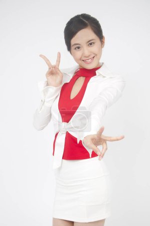 Foto de Estudio disparo de asiático mujer en blanco traje y rojo blusa - Imagen libre de derechos
