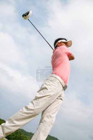 Téléchargez les photos : Homme jouant au golf dans le parcours - en image libre de droit