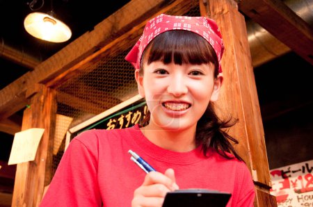 Foto de Primer plano hermosa asiática camarera en restaurante - Imagen libre de derechos