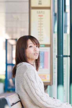 Téléchargez les photos : Femme attendant le train en gare - en image libre de droit