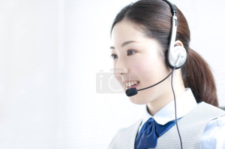 Foto de Asiático servicio al cliente mujer agente con auriculares - Imagen libre de derechos