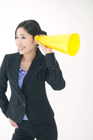 Téléchargez les photos : Jeune femme d'affaires avec mégaphone sur fond isolé - en image libre de droit