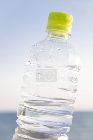 Foto de Botella de agua sobre fondo azul - Imagen libre de derechos