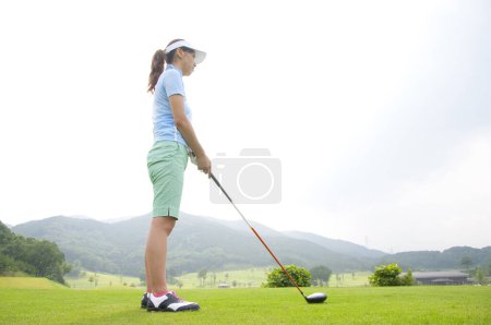 Téléchargez les photos : Jeune asiatique femme jouer golf - en image libre de droit