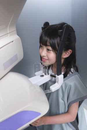 Foto de Cerrar hasta asiático chica haciendo 3d mandíbulas x-ray - Imagen libre de derechos