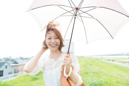 Foto de Hermosa joven japonesa con paraguas en el parque de verano - Imagen libre de derechos