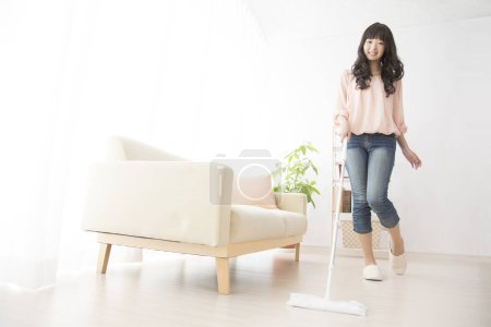Téléchargez les photos : Asiatique femme nettoyage l 'plancher - en image libre de droit